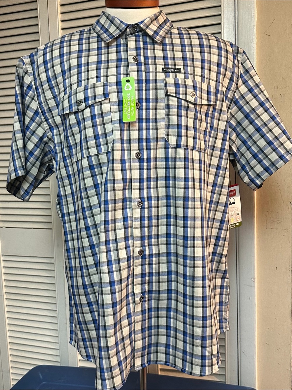 NWTs WRANGLER  Size XL  Regular Fit  UPF 30